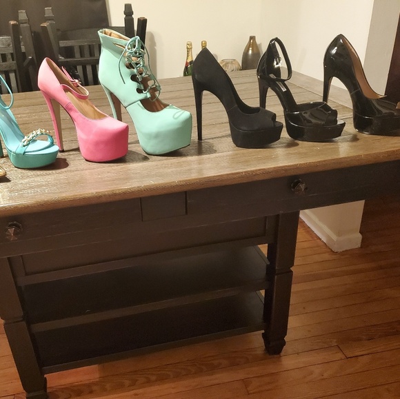 Shoes size 9 & 10 - Picture 2 of 8